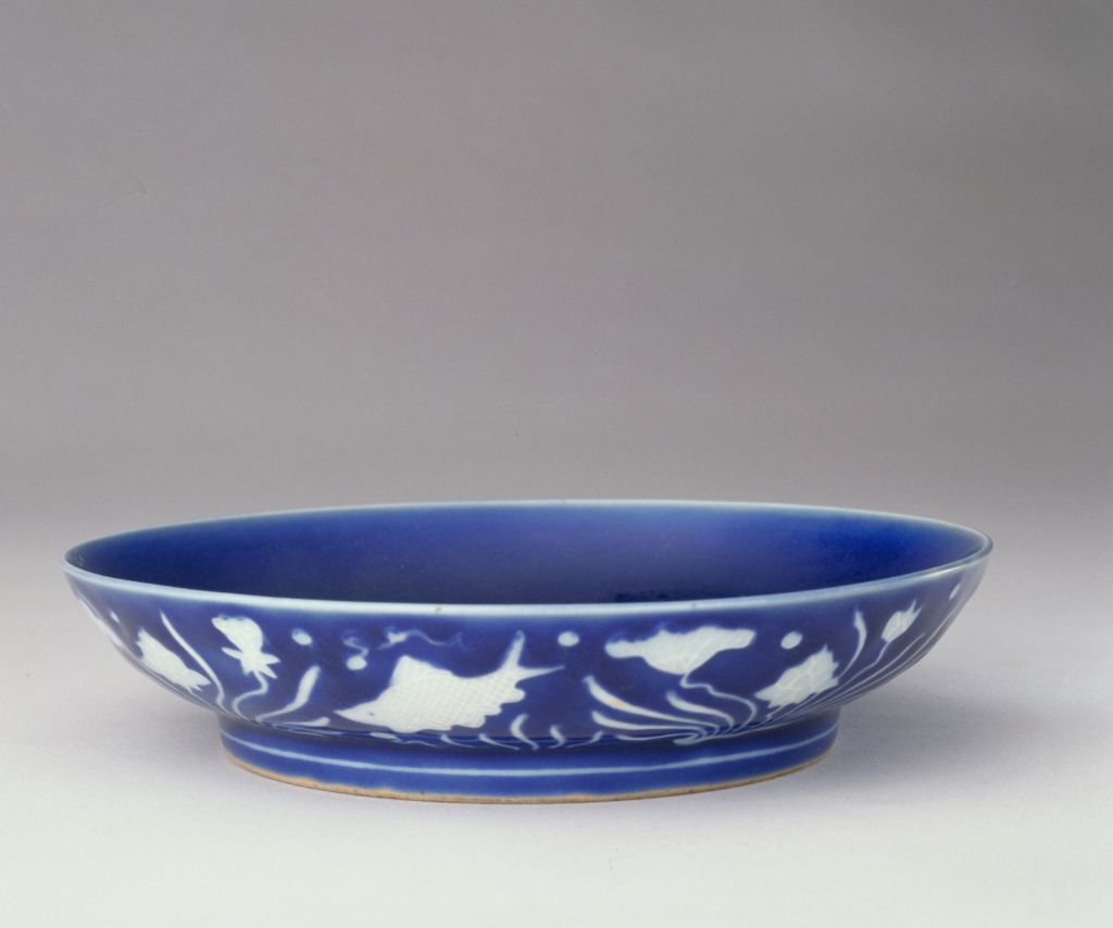 图片[1]-Blue glaze white flower fish lotus plate-China Archive